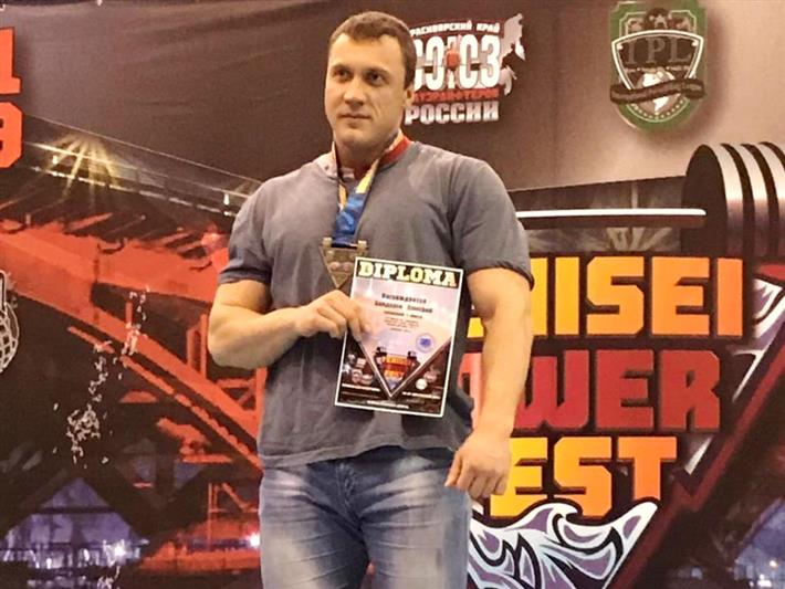 Сотрудник Росгвардии из Хакасии одержал победу на чемпионате Евразии по пауэрлифтингу