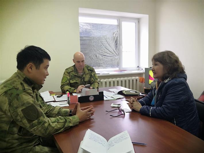 Заместитель руководителя управления Росгвардии по Калмыкии встретился с матерью погибшего воина правопорядка