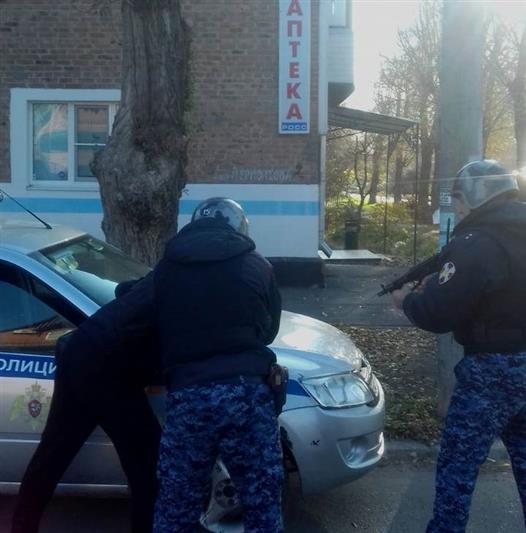 В Ростовской области сотрудники Росгвардии задержали подозреваемого в разбойном нападении на аптеку