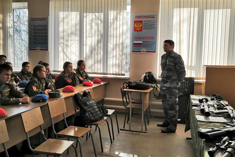 Бойцы ОМОН познакомили ростовских школьников с биографией Е.Ф. Комаровского