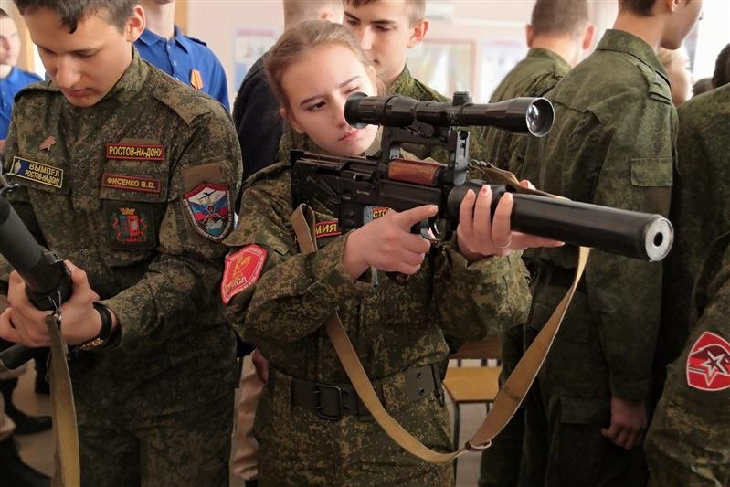 Бойцы ОМОН познакомили ростовских школьников с биографией Е.Ф. Комаровского