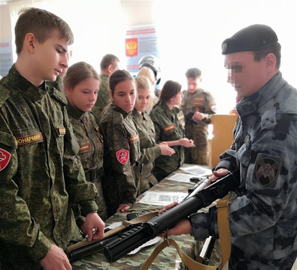 Бойцы ОМОН познакомили ростовских школьников с биографией Е.Ф. Комаровского