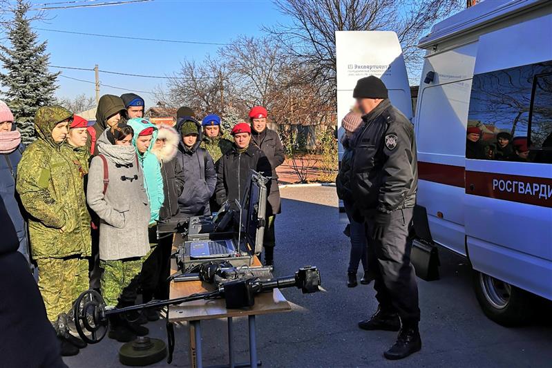 Бойцы ОМОН познакомили ростовских школьников с биографией Е.Ф. Комаровского