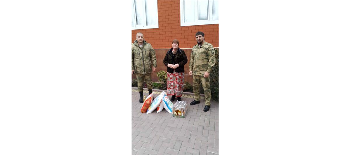 Военнослужащие грозненского соединения Росгвардии поздравили семьи погибших товарищей с Днем матери