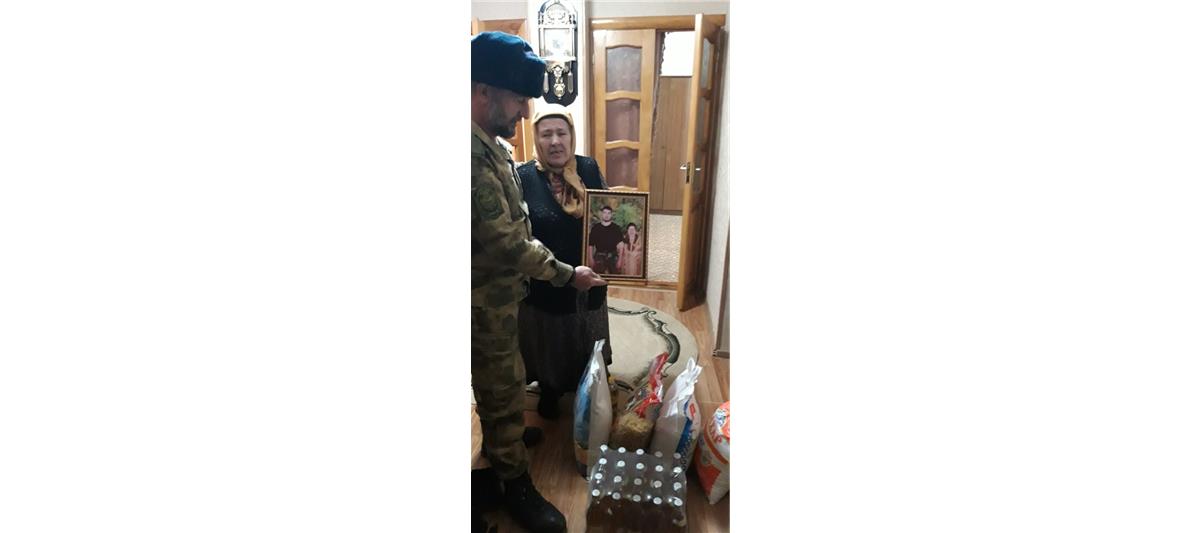 Военнослужащие грозненского соединения Росгвардии поздравили семьи погибших товарищей с Днем матери