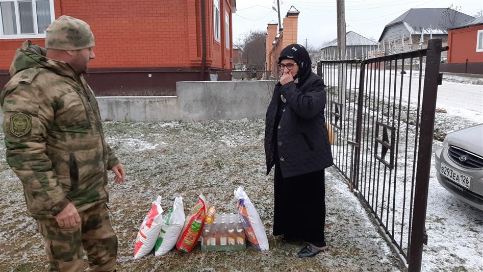 Военнослужащие грозненского соединения Росгвардии поздравили семьи погибших товарищей с Днем матери