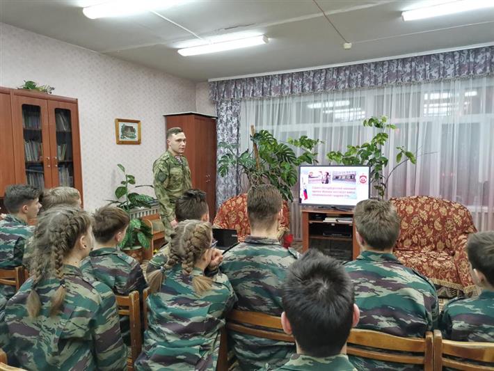 Военнослужащие Росгвардии провели тематическое мероприятие с выпускниками сыктывкарского детского дома