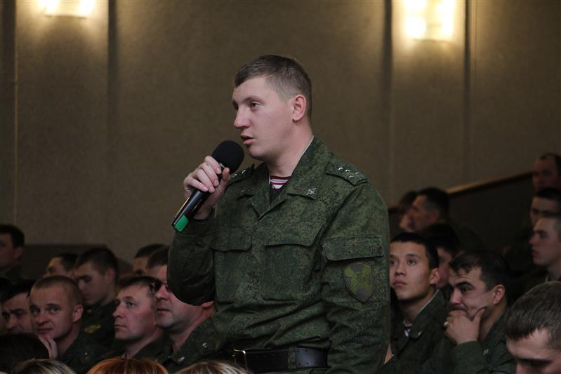Командующий Уральским округом Росгвардии генерал-полковник Александр Попов провел вечер вопросов и ответов с военнослужащими озерского соединения