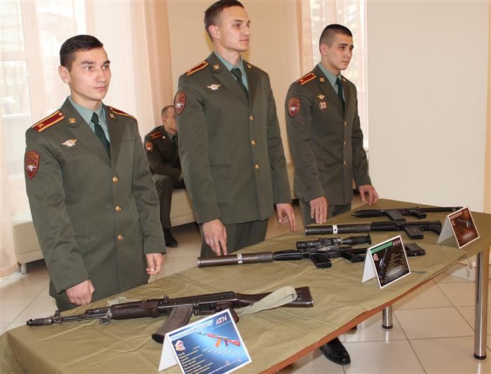 Курсанты Новосибирского военного института Росгвардии представили тематическую экспозицию в рамках концерта к 100-летию со дня рождения М.Т. Калашникова