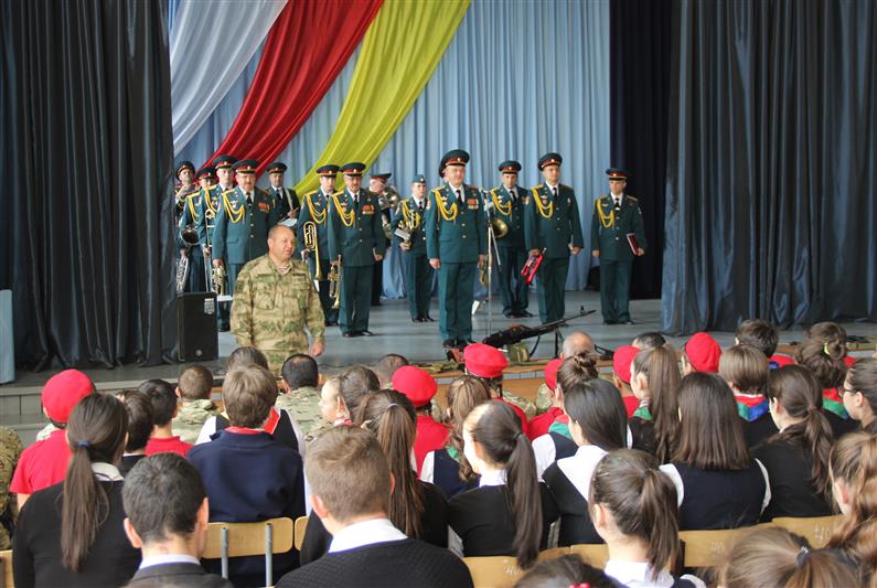 Росгвардейцы побывали в гостях у владикавказских школьников