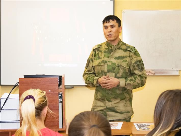 Росгвардейцы Республики Алтай познакомили школьников с уникальными фактами из биографии Е.Ф. Комаровского
