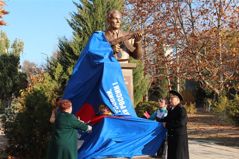 Росгвардейцы приняли участие в торжественном открытии в севастопольской школе бюста Михаила Калашникова