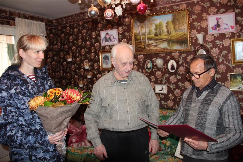 С юбилеем ветерана Бориса Березовца поздравили сотрудники севастопольской вневедомственной охраны