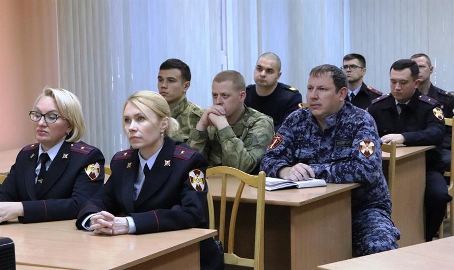 Архангельские росгвардейцы посетили выставку, посвящённую 100-летию со дня рождения Михаила Калашникова 