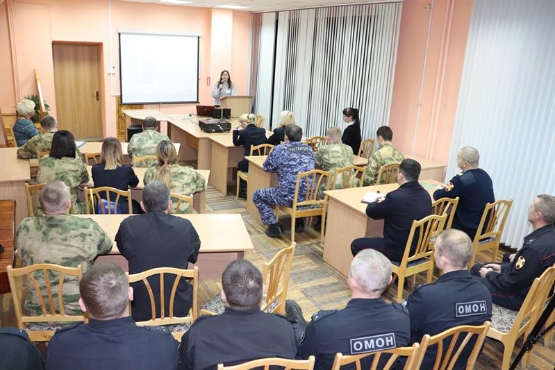 Архангельские росгвардейцы посетили выставку, посвящённую 100-летию со дня рождения Михаила Калашникова 