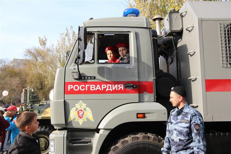 Представители Росгвардии стали участниками парада ко Дню сотрудника органов внутренних дел России в Ростове-на-Дону