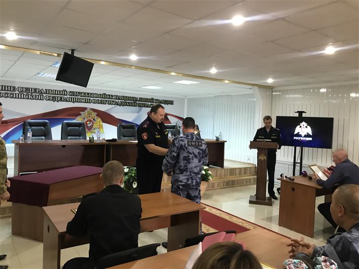 В Волгограде семьи росгвардейцев получили ключи от новых квартир (видео)