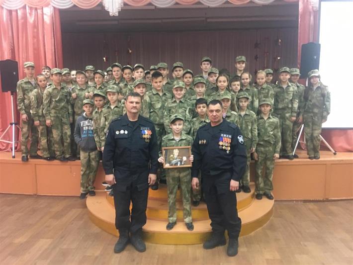 Бойцы волгоградского ОМОН провели для школьников Урок мужества, приуроченный к 100-летию со дня рождения Михаила Калашникова