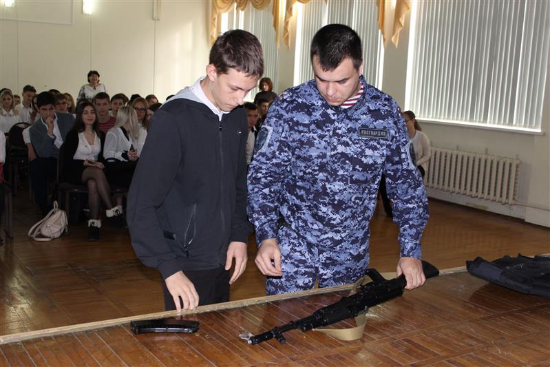  Росгвардейцы провели для ставропольских школьников Урок истории, посвященный 250-летию со дня рождения Евграфа Комаровского