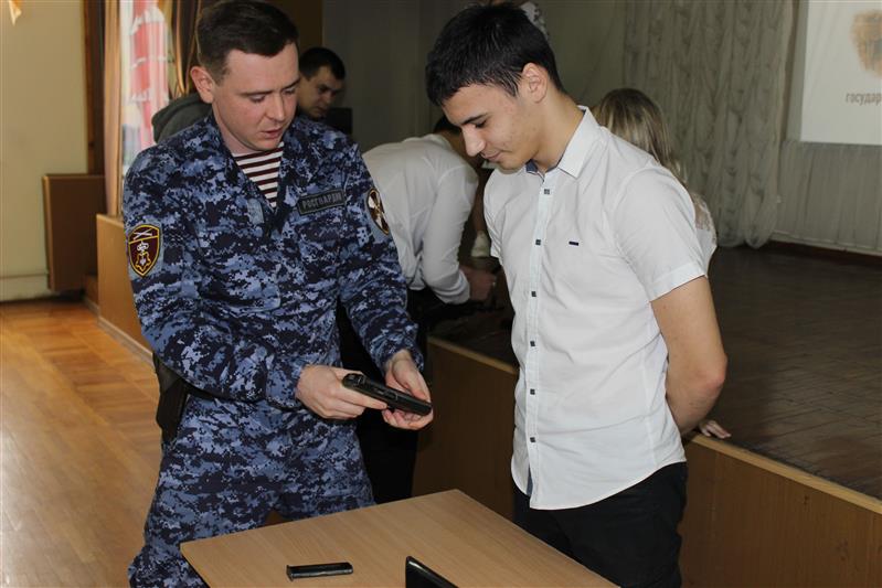  Росгвардейцы провели для ставропольских школьников Урок истории, посвященный 250-летию со дня рождения Евграфа Комаровского