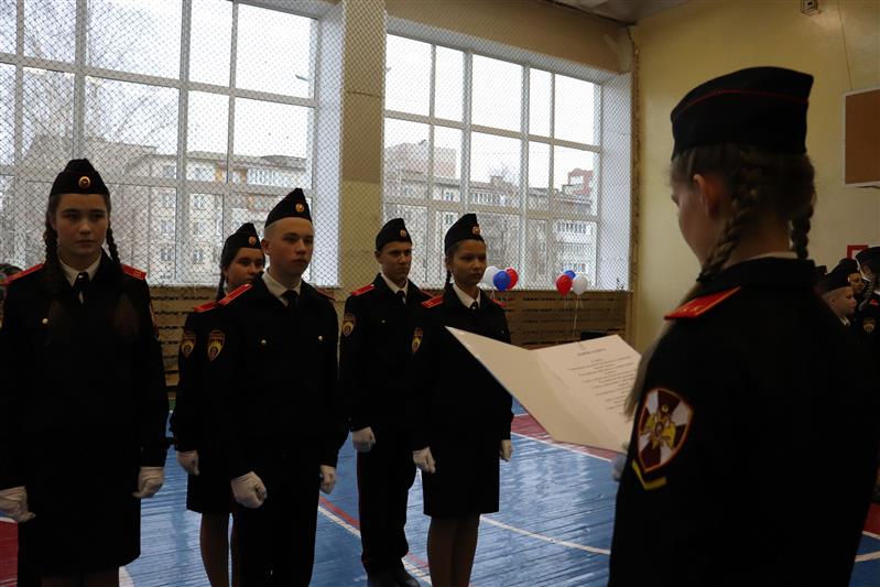 Учащиеся класса Росгвардии йошкар-олинской школы №19 принесли торжественную клятву на верность Отечеству 