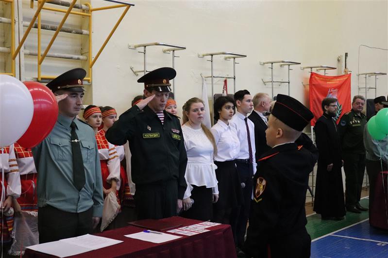 Учащиеся класса Росгвардии йошкар-олинской школы №19 принесли торжественную клятву на верность Отечеству 