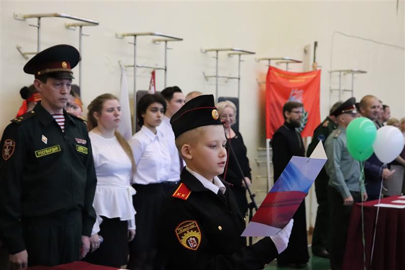 Учащиеся класса Росгвардии йошкар-олинской школы №19 принесли торжественную клятву на верность Отечеству 