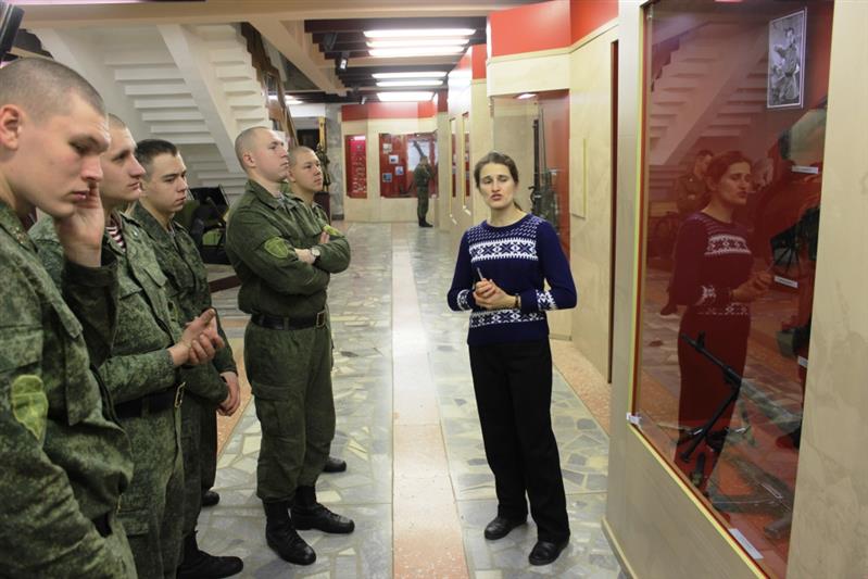 Росгвардейцы посетили екатеринбургский музей, в котором хранится автомат Калашникова с дарственной надписью его создателя