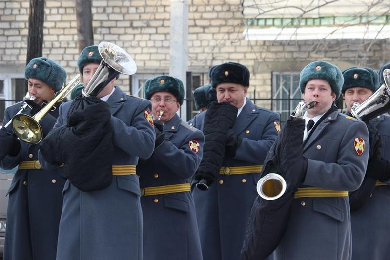 Военнослужащие Росгвардии поздравили с Днем матери воспитателей подшефного екатеринбургского детского дома