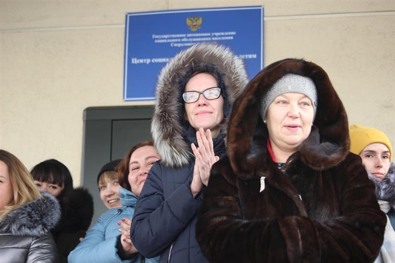 Военнослужащие Росгвардии поздравили с Днем матери воспитателей подшефного екатеринбургского детского дома