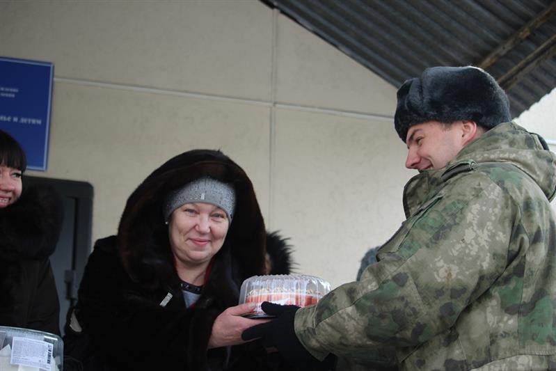 Военнослужащие Росгвардии поздравили с Днем матери воспитателей подшефного екатеринбургского детского дома
