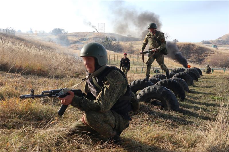 В Южном округе тридцать росгвардейцев завоевали право ношения крапового берета (видео)