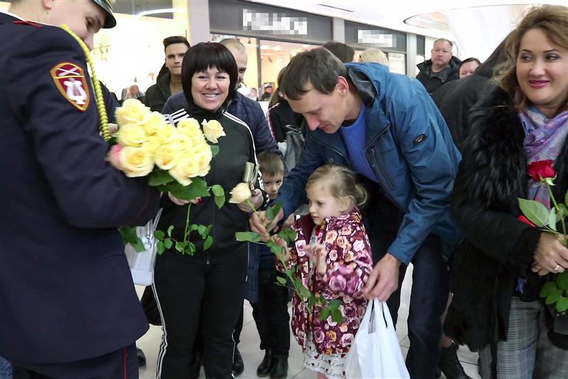 В Краснодаре военный оркестр Росгвардии в одном из торговых центров поздравил женщин с Днем матери (видео)