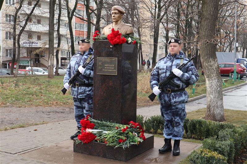 В Краснодаре открыли бюст героически погибшего воина правопорядка Александра Аверкиева