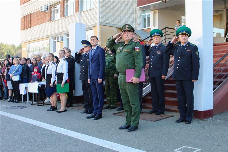 Представители ставропольского краевого управления Росгвардии поздравили юных подшефных с посвящением в кадеты (видео)