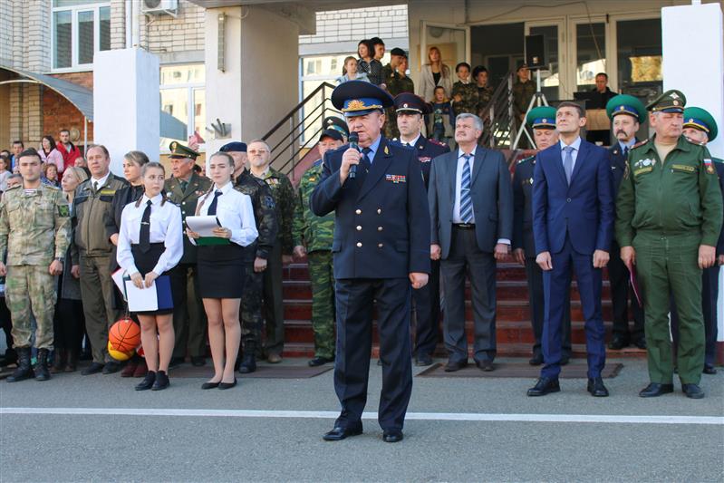 Представители ставропольского краевого управления Росгвардии поздравили юных подшефных с посвящением в кадеты (видео)