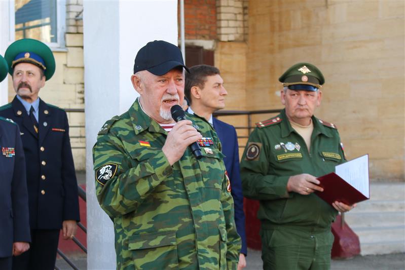Представители ставропольского краевого управления Росгвардии поздравили юных подшефных с посвящением в кадеты (видео)