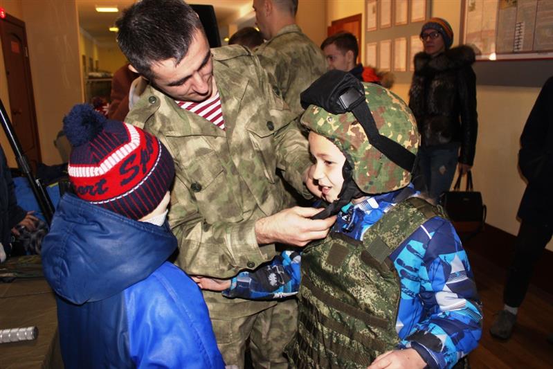 Военнослужащие Росгвардии провели военно-патриотическое мероприятие для детей-сирот из Екатеринбурга