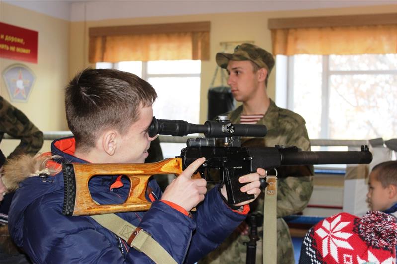 Военнослужащие Росгвардии провели военно-патриотическое мероприятие для детей-сирот из Екатеринбурга