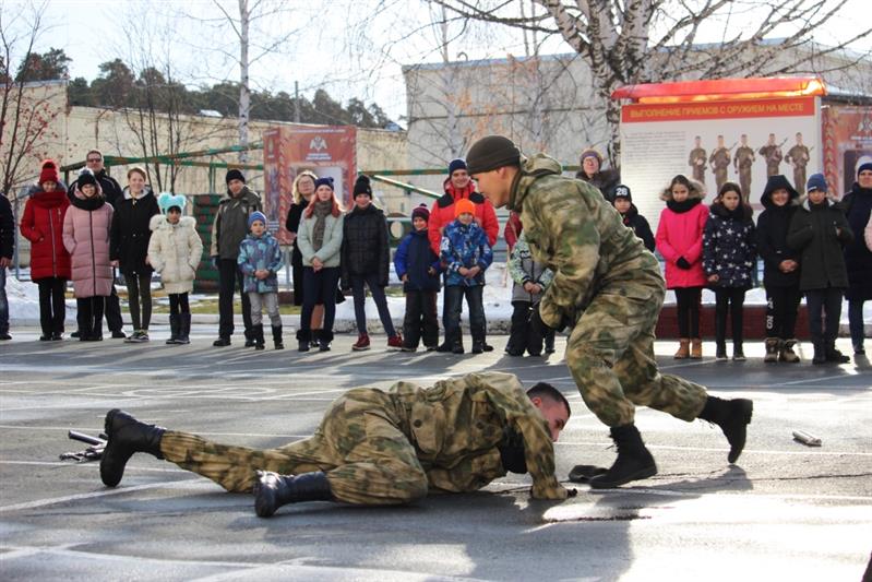 Военнослужащие Росгвардии провели военно-патриотическое мероприятие для детей-сирот из Екатеринбурга