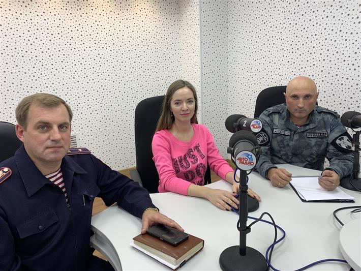 В рамках постоянной рубрики «Росгвардия информирует» на «Авторадио – Сургут» офицеры ведомства рассказали о технических новинках в охране имущества граждан (видео)