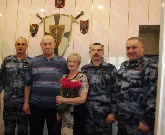 В Нижневартовске сотрудники Росгвардии поздравили первого командира ОМОН с днем рождения
