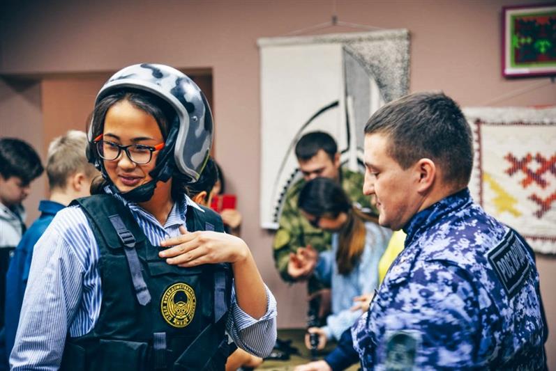 Росгвардия провела для ямальских кадет комплекс мероприятий, посвященных 100-летию со дня рождения Михаила Калашникова (фото, видео)