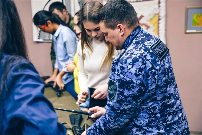 Росгвардия провела для ямальских кадет комплекс мероприятий, посвященных 100-летию со дня рождения Михаила Калашникова (фото, видео)