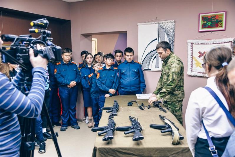 Росгвардия провела для ямальских кадет комплекс мероприятий, посвященных 100-летию со дня рождения Михаила Калашникова (фото, видео)