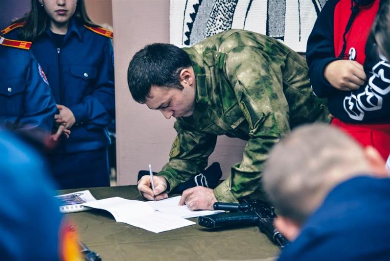 Росгвардия провела для ямальских кадет комплекс мероприятий, посвященных 100-летию со дня рождения Михаила Калашникова (фото, видео)