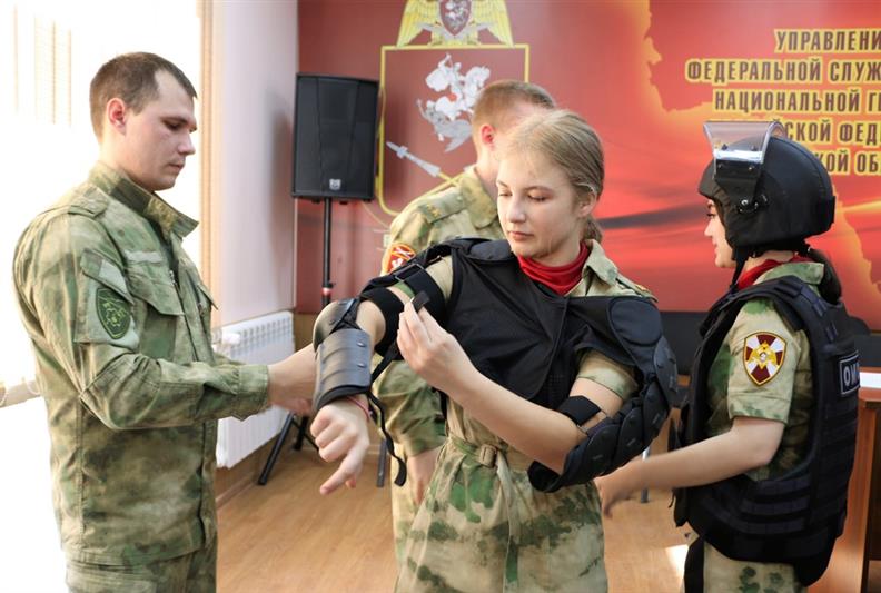 В Благовещенске ветеран Росгвардии рассказал ученикам профильного класса Росгвардии о жизни графа Комаровского