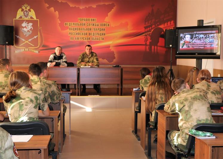 В Благовещенске ветеран Росгвардии рассказал ученикам профильного класса Росгвардии о жизни графа Комаровского