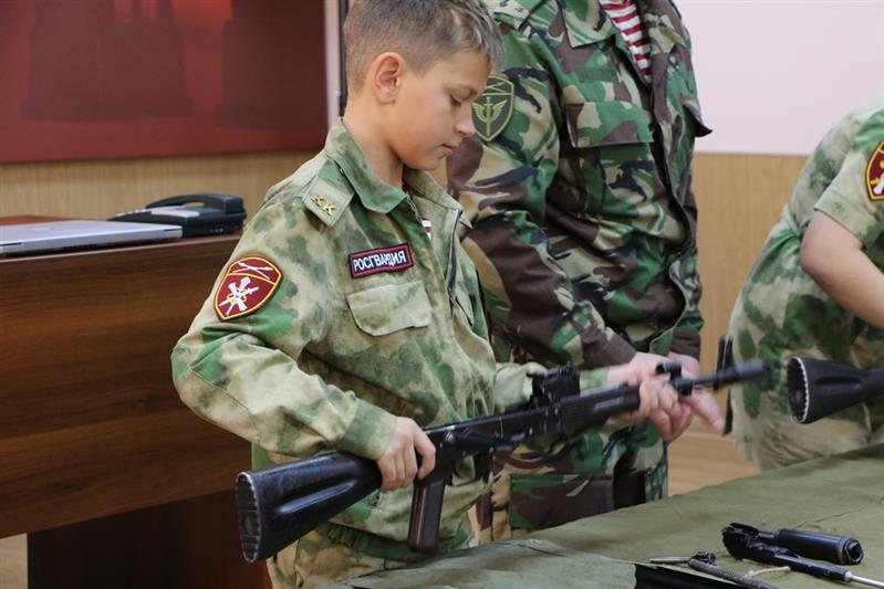 В Благовещенске ветеран Росгвардии рассказал ученикам профильного класса Росгвардии о жизни графа Комаровского