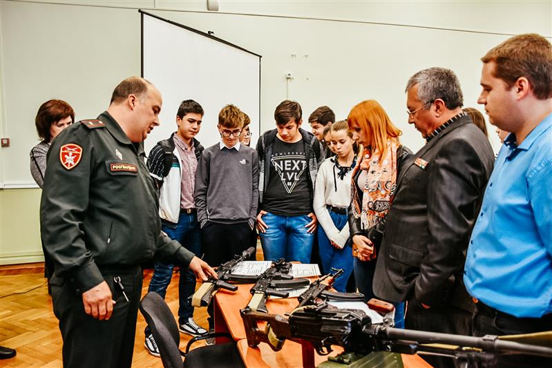 Росгвардейцы провели для адыгейских школьников тематический вечер, посвященный 100-летию со дня рождения М.Т. Калашникова